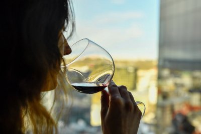 Je glas wijn is nooit zo onschuldig als je denkt